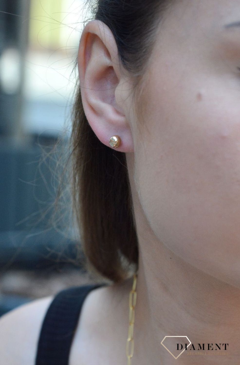 Złote kolczyki wykonane z wysokiej jakości złota próba 333, waga około 0,47. Kolczyki w minimalistycznym stylu, wpisujące się w obecne trendy modowe. Delikatna forma, złota to idealne uzupełnienie eleganckich stylizacji.jpg